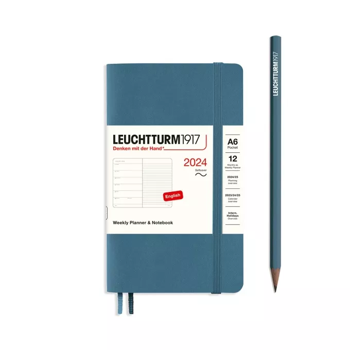 PLANER TYGODNIOWY Z NOTATNIKIEM LEUCHTTURM1917 W MIĘKKIEJ OPRAWIE POCKET (A6) 2024, STONE BLUE