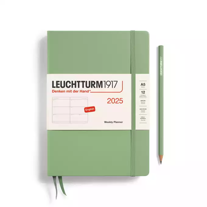 PLANER TYGODNIOWY POZIOMY LEUCHTTURM1917 MEDIUM (A5) 2025 SAGE (SZAŁWIOWY)