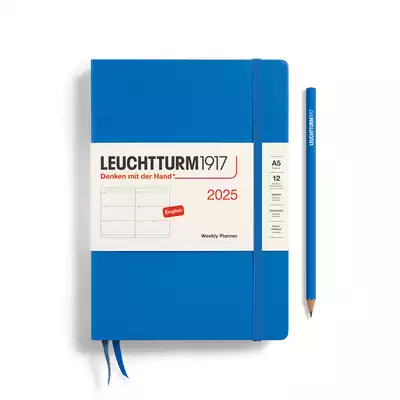 PLANER TYGODNIOWY POZIOMY LEUCHTTURM1917 MEDIUM (A5) 2025 SKY (NIEBIESKI)