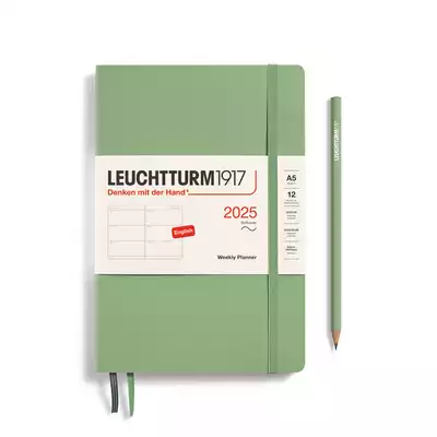 PLANER TYGODNIOWY POZIOMY LEUCHTTURM1917 W MIĘKKIEJ OPRAWIE MEDIUM (A5) 2025 SAGE (SZAŁWIOWY)