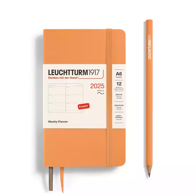 PLANER TYGODNIOWY POZIOMY LEUCHTTURM1917 W MIĘKKIEJ OPRAWIE POCKET (A6) 2025 APRICOT (MORELOWY)