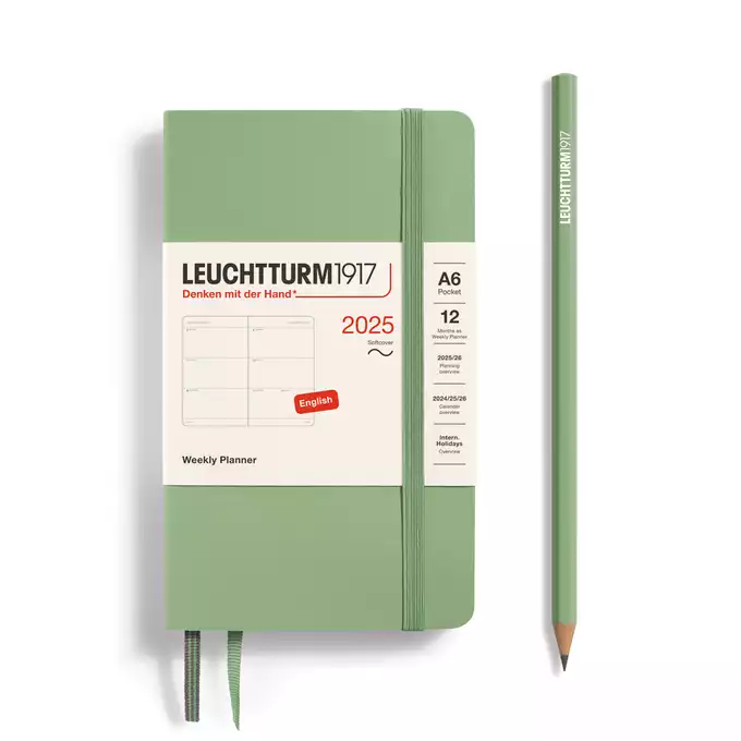 PLANER TYGODNIOWY POZIOMY LEUCHTTURM1917 W MIĘKKIEJ OPRAWIE POCKET (A6) 2025 SAGE (SZAŁWIOWY)