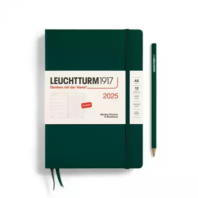 PLANER TYGODNIOWY Z NOTATNIKIEM LEUCHTTURM1917 MEDIUM (A5) 2025 CIEMNOZIELONY, W KROPKI