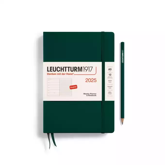 PLANER TYGODNIOWY Z NOTATNIKIEM LEUCHTTURM1917 MEDIUM (A5) 2025 FOREST GREEN (CIEMNOZIELONY)