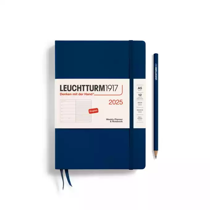 PLANER TYGODNIOWY Z NOTATNIKIEM LEUCHTTURM1917 MEDIUM (A5) 2025 NAVY (GRANATOWY)