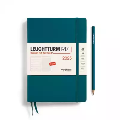 PLANER TYGODNIOWY Z NOTATNIKIEM LEUCHTTURM1917 MEDIUM (A5) 2025 PACIFIC GREEN (MORSKI)