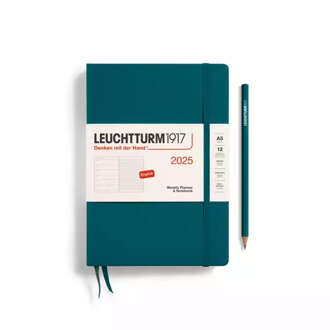 PLANER TYGODNIOWY Z NOTATNIKIEM LEUCHTTURM1917 MEDIUM (A5) 2025 PACIFIC GREEN (MORSKI)