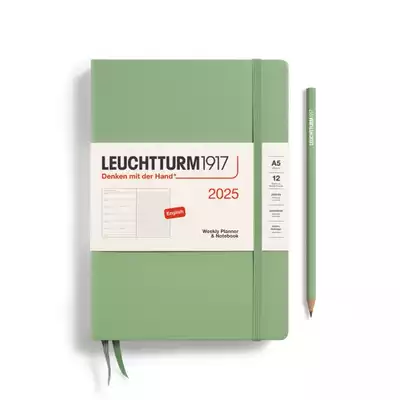 PLANER TYGODNIOWY Z NOTATNIKIEM LEUCHTTURM1917 MEDIUM (A5) 2025 SAGE (SZAŁWIOWY)