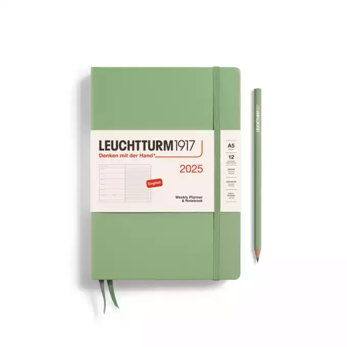 PLANER TYGODNIOWY Z NOTATNIKIEM LEUCHTTURM1917 MEDIUM (A5) 2025 SAGE (SZAŁWIOWY)