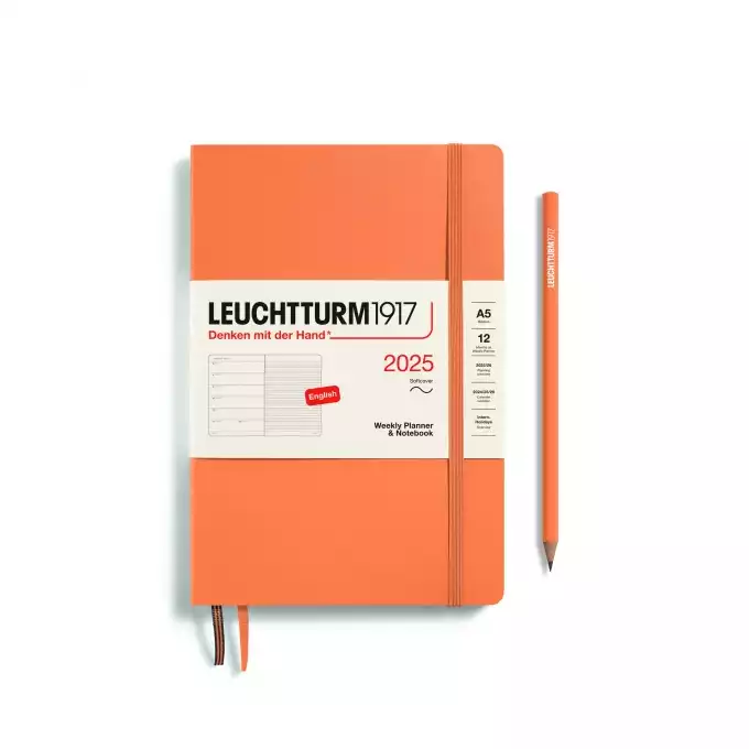 PLANER TYGODNIOWY Z NOTATNIKIEM LEUCHTTURM1917 W MIĘKKIEJ OPRAWIE MEDIUM (A5) 2025 APRICOT (MORELOWY)