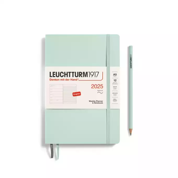 PLANER TYGODNIOWY Z NOTATNIKIEM LEUCHTTURM1917 W MIĘKKIEJ OPRAWIE MEDIUM (A5) 2025 MINT GREEN (MIĘTOWY)