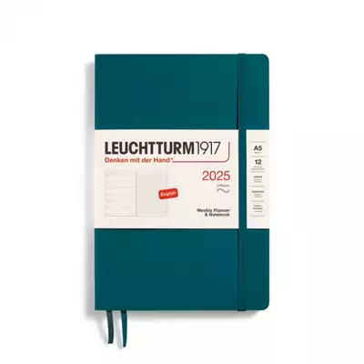 PLANER TYGODNIOWY Z NOTATNIKIEM LEUCHTTURM1917 W MIĘKKIEJ OPRAWIE MEDIUM (A5) 2025 PACIFIC GREEN (MORSKI)