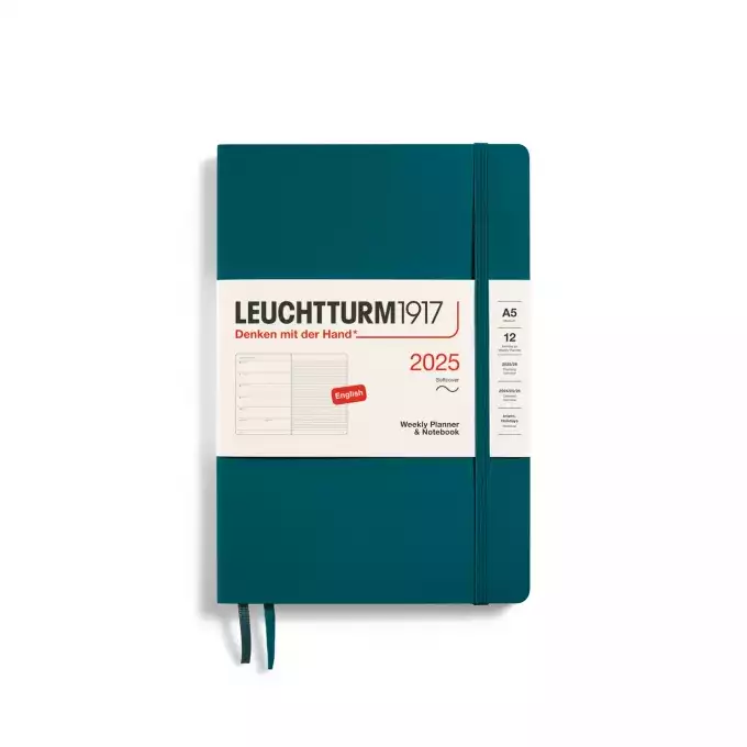 PLANER TYGODNIOWY Z NOTATNIKIEM LEUCHTTURM1917 W MIĘKKIEJ OPRAWIE MEDIUM (A5) 2025 PACIFIC GREEN (MORSKI)