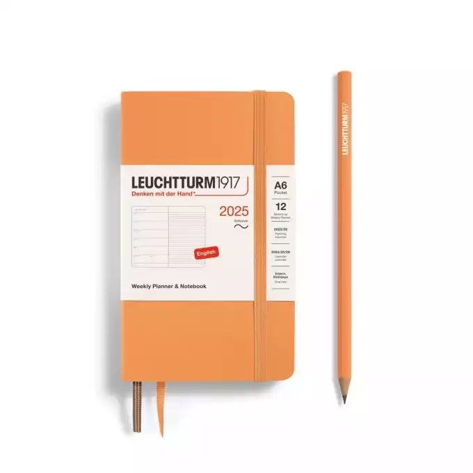 PLANER TYGODNIOWY Z NOTATNIKIEM LEUCHTTURM1917 W MIĘKKIEJ OPRAWIE POCKET (A6) 2025 APRICOT (MORELOWY)