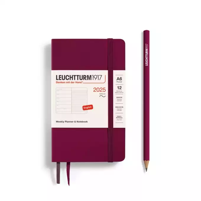 PLANER TYGODNIOWY Z NOTATNIKIEM LEUCHTTURM1917 W MIĘKKIEJ OPRAWIE POCKET (A6) 2025 PORT RED (BORDOWY)